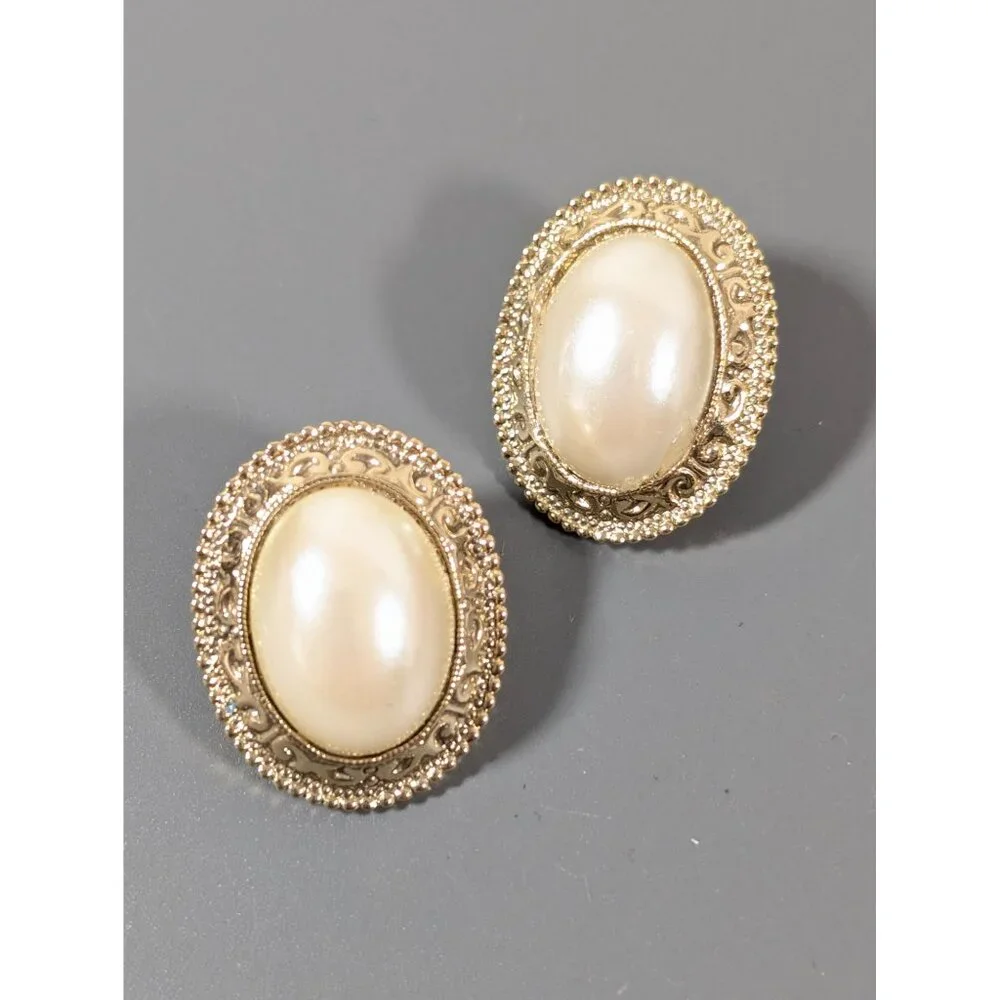 Vintage‎ 1928 Cream Oval Faux Pearl Cabochon Halo Classic Earrings Pierced